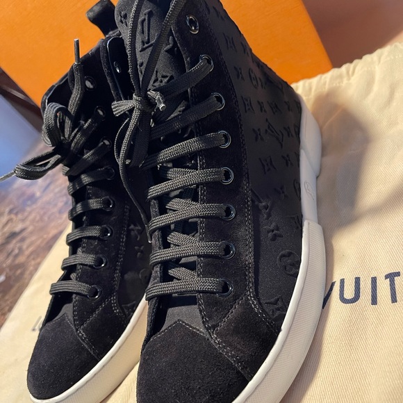 Authentic Louis Vuitton sneakers - Picture 4 of 14